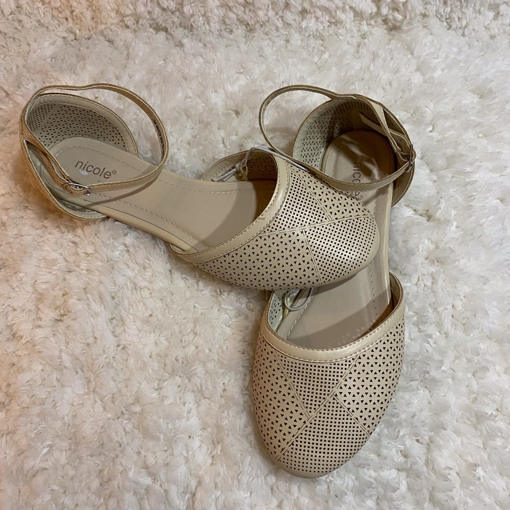 Flat Shoes - Picture 2 of 5